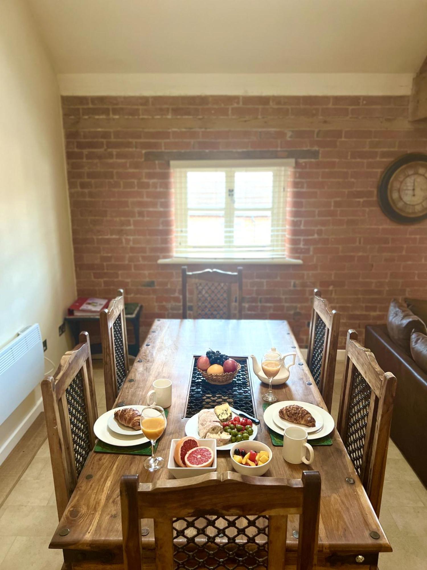 Grand Mill: Near To Shops, Attractions, Restaurant Apartment
